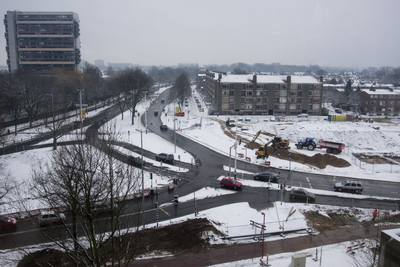 818258 Gezicht op het Salvador Allendeplein te Utrecht, vanaf het kantoorgebouw van de Belastingdienst (Gerbrandystraat ...